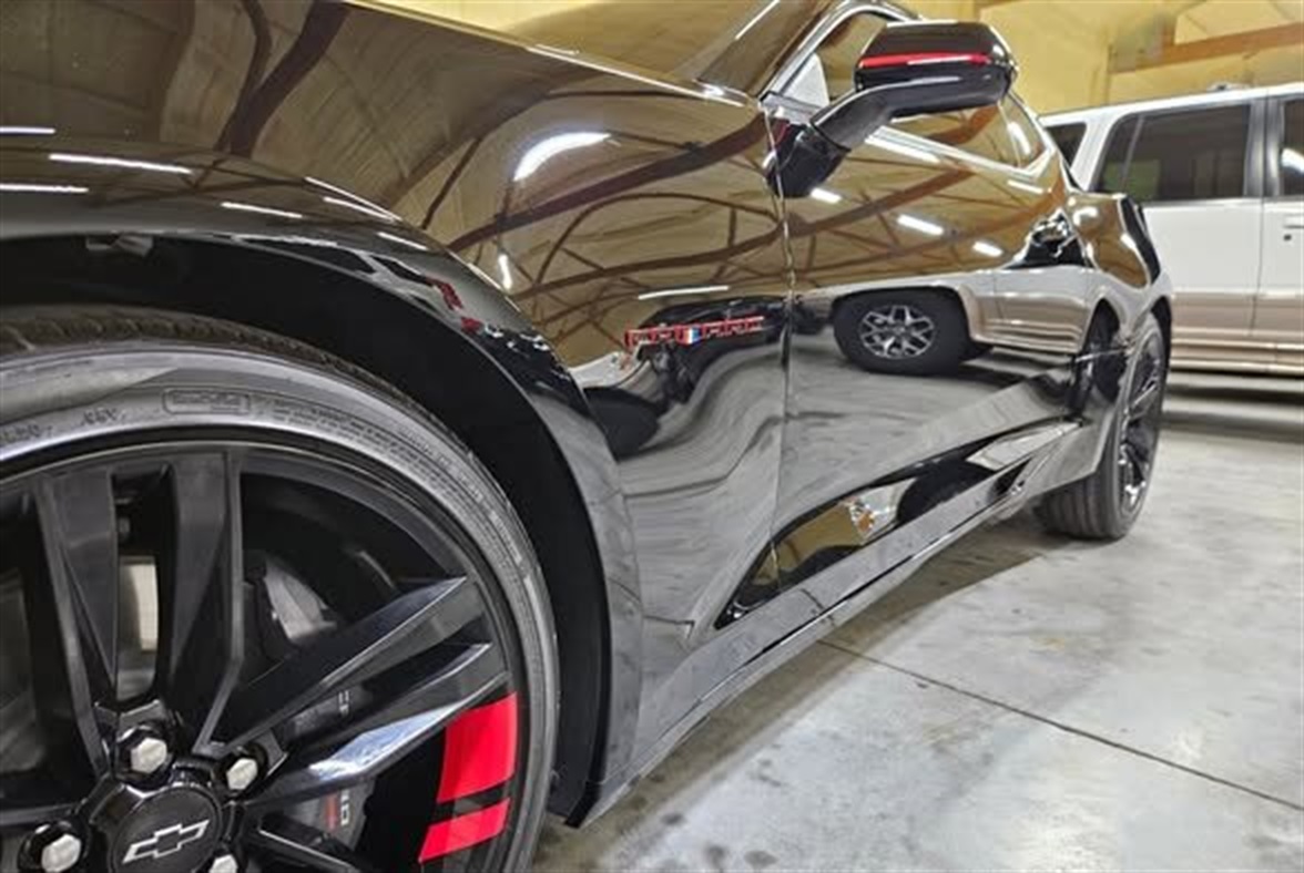 Black Camaro side panel reflection